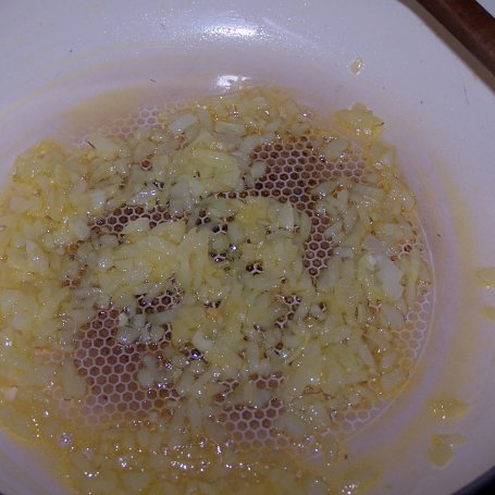 Krok 1 - Obiadowo-makaronowo, czyli zakręcony makaron z kawałkami szynki i sosem pieczarkowym :) foto