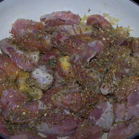Krok 2 - Obiadowo-makaronowo, czyli zakręcony makaron z kawałkami szynki i sosem pieczarkowym :) foto