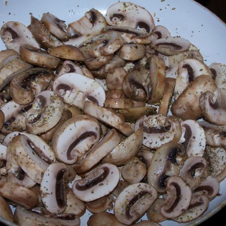 Krok 3 - Obiadowo-makaronowo, czyli zakręcony makaron z kawałkami szynki i sosem pieczarkowym :) foto
