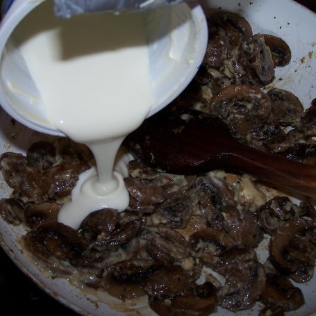Krok 5 - Obiadowo-makaronowo, czyli zakręcony makaron z kawałkami szynki i sosem pieczarkowym :) foto