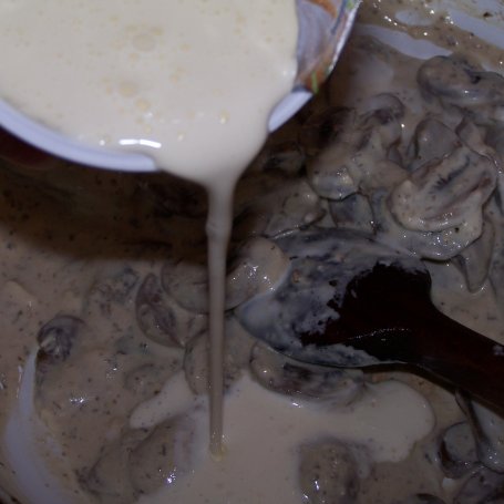 Krok 6 - Obiadowo-makaronowo, czyli zakręcony makaron z kawałkami szynki i sosem pieczarkowym :) foto