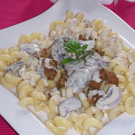 Krok 7 - Obiadowo-makaronowo, czyli zakręcony makaron z kawałkami szynki i sosem pieczarkowym :) foto