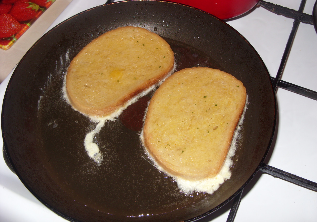 Obsmażany chleb w jajku foto
