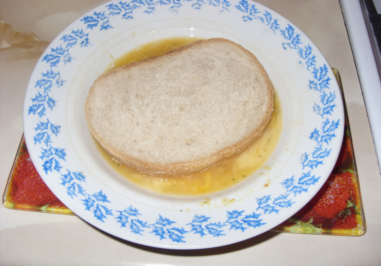 Obsmażany chleb w jajku foto