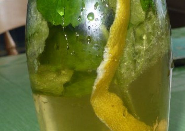 Fotografia przedstawiająca Ocet miętowo-cytrynowy