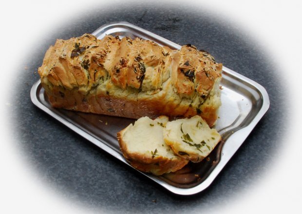 Fotografia przedstawiająca Odrywany chlebek czosnkowo-serowy
