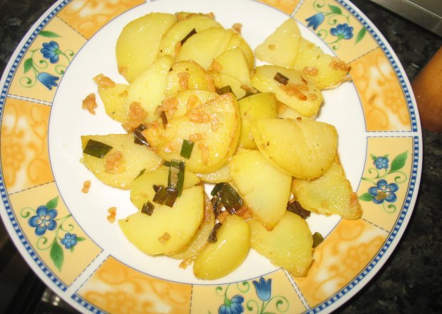 Fotografia przedstawiająca Odsmażane ziemniaki ze słoninką
