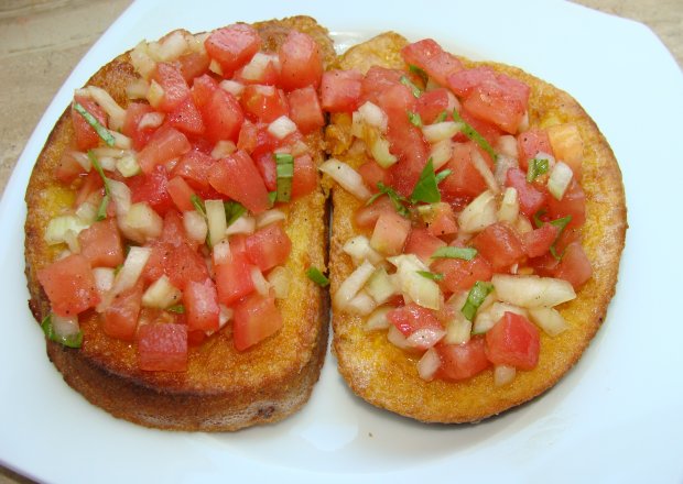 Fotografia przedstawiająca Odsmażany chleb z salsą pomidorową