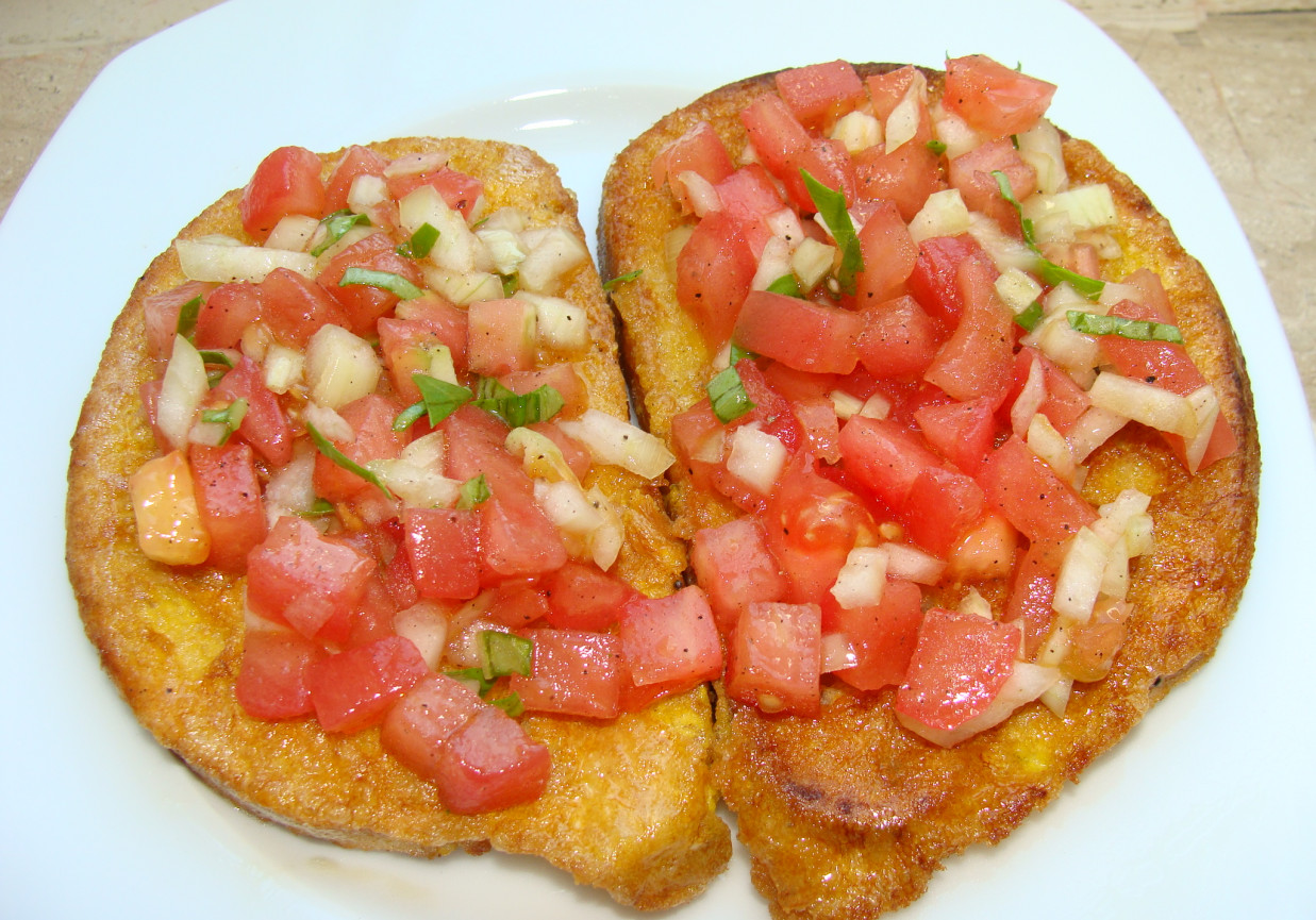 Odsmażany chleb z salsą pomidorową foto