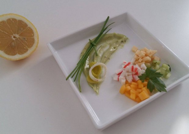 Fotografia przedstawiająca Odświeżająca sałatka z mango i paluszkami krabowymi w sosie wasabi