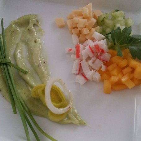 Krok 4 - Odświeżająca sałatka z mango i paluszkami krabowymi w sosie wasabi foto