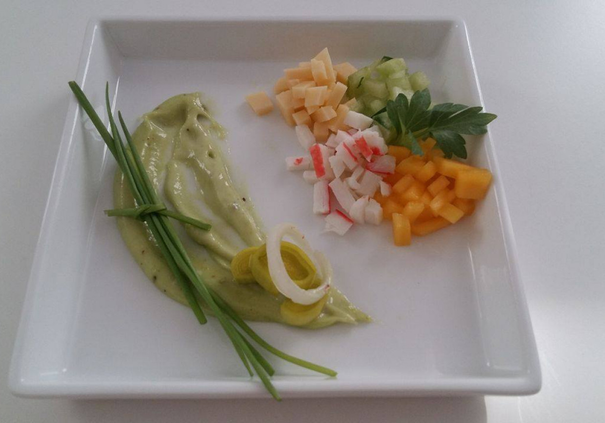 Odświeżająca sałatka z mango i paluszkami krabowymi w sosie wasabi foto