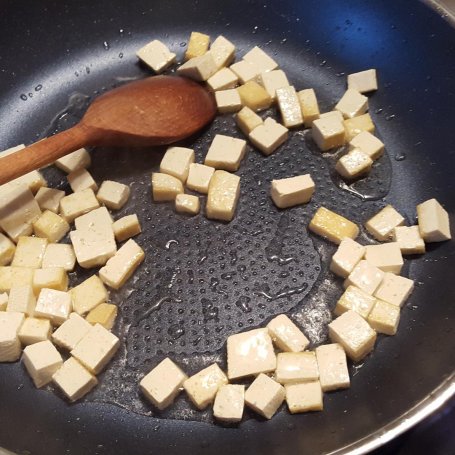 Krok 5 - Odświeżająca sałatka z tofu foto