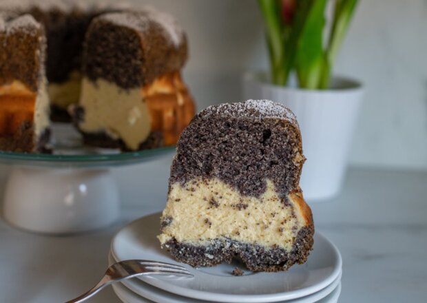 Fotografia przedstawiająca Odwracany makowiec na biszkopcie