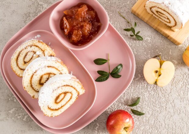 Fotografia przedstawiająca Odwrócona rolada biszkoptowa z jabłkami