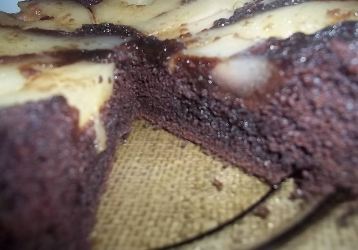 Odwrócone ciasto czekoladowe z gruszkami foto