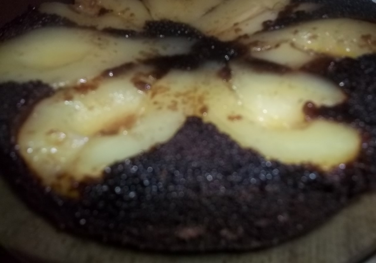 Odwrócone ciasto czekoladowe z gruszkami foto