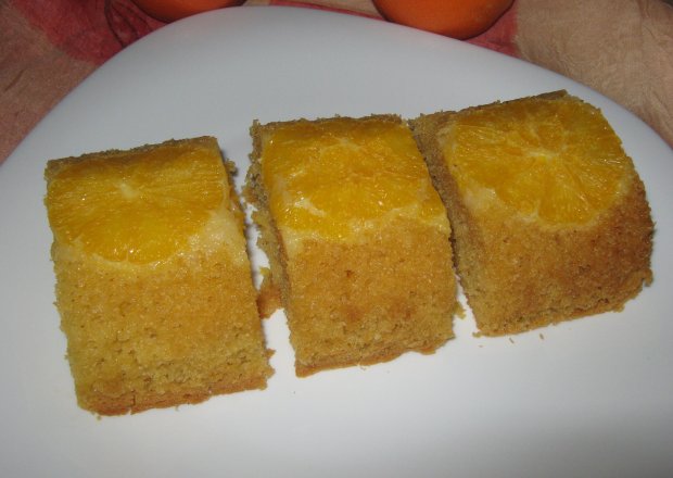 Fotografia przedstawiająca Odwrócone ciasto pomarańczowe.