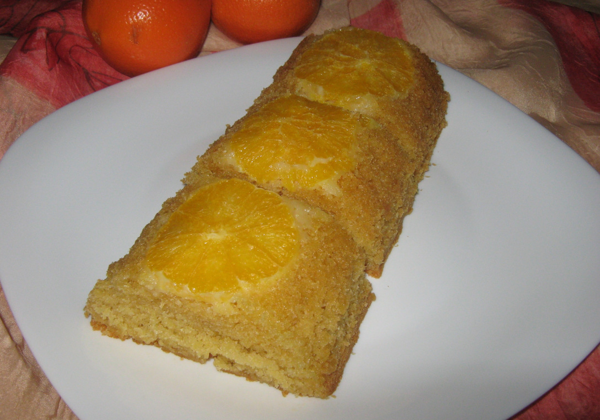 Odwrócone ciasto pomarańczowe. foto