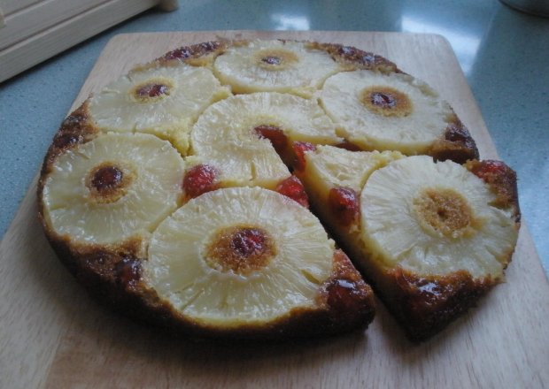Fotografia przedstawiająca Odwrócone ciasto z ananasem