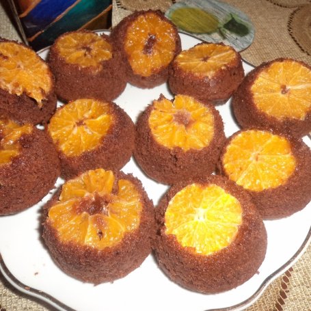 Krok 6 - Odwrócone czekoladowe muffinki z mandarynkami. foto