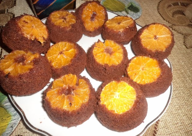 Fotografia przedstawiająca Odwrócone czekoladowe muffinki z mandarynkami.