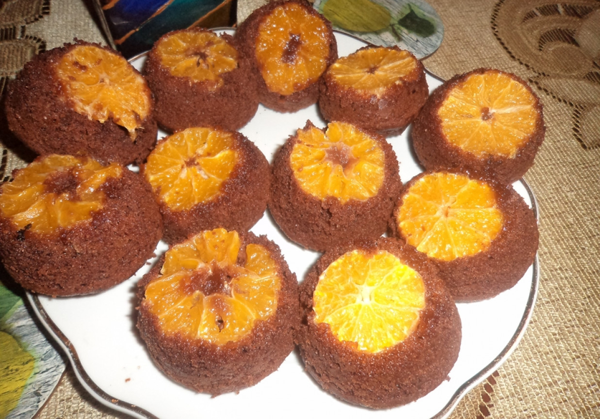 Odwrócone czekoladowe muffinki z mandarynkami. foto