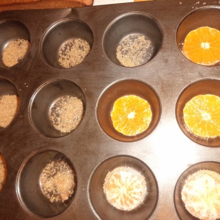 Krok 4 - Odwrócone czekoladowe muffinki z mandarynkami. foto