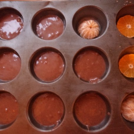 Krok 5 - Odwrócone czekoladowe muffinki z mandarynkami. foto