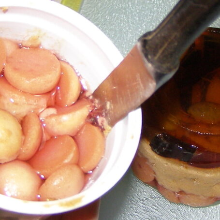 Krok 6 - "Odwrócone" mini serniczki z sezamkami, śliwkami i galaretką foto