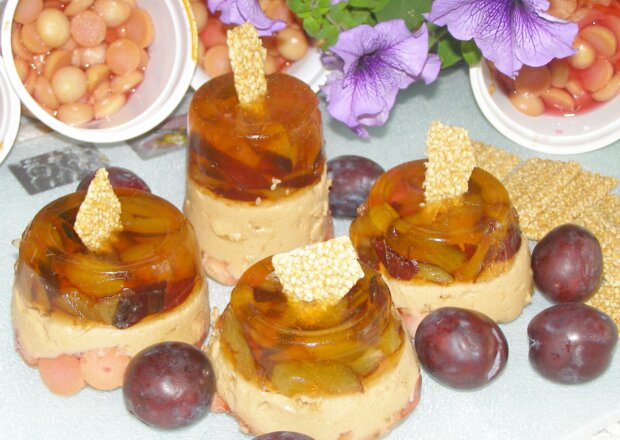 Fotografia przedstawiająca "Odwrócone" mini serniczki z sezamkami, śliwkami i galaretką