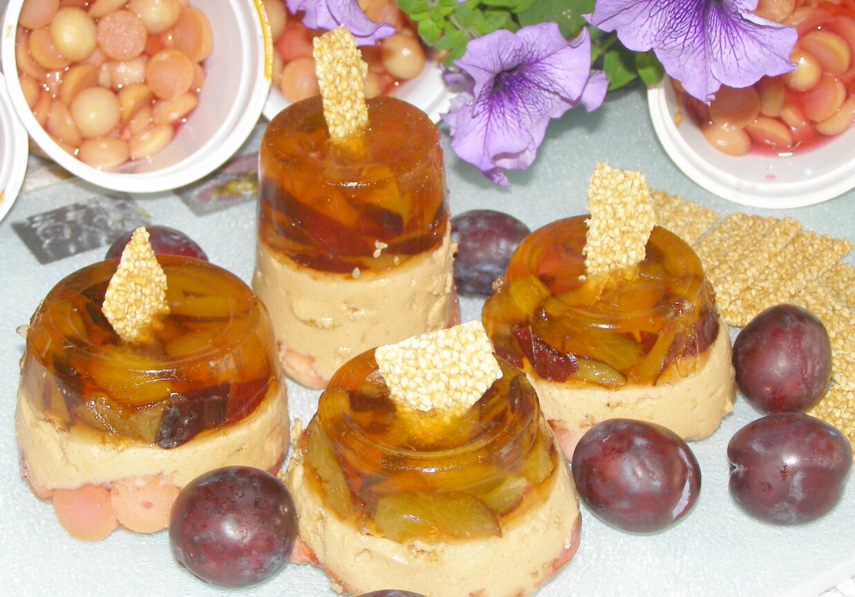 "Odwrócone" mini serniczki z sezamkami, śliwkami i galaretką foto