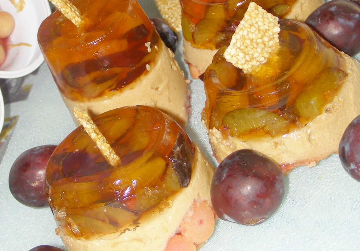 "Odwrócone" mini serniczki z sezamkami, śliwkami i galaretką foto