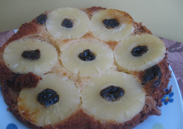 Fotografia przedstawiająca Odwrócony placek ananasowy