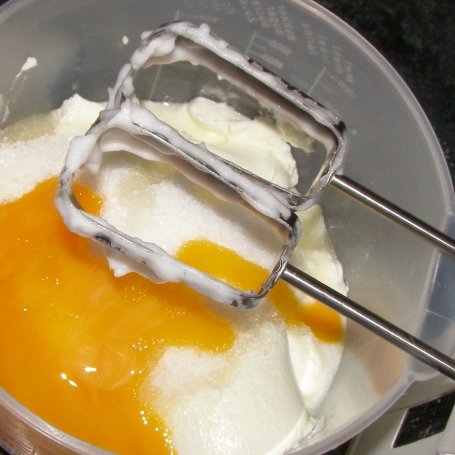 Krok 3 - "odwrócony" sernik jogurtowy na kisielu i śliwkach z biszkoptami... foto