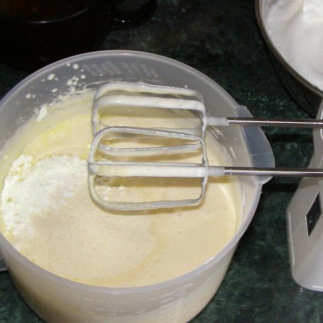 Krok 4 - "odwrócony" sernik jogurtowy na kisielu i śliwkach z biszkoptami... foto