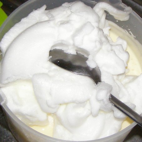 Krok 5 - "odwrócony" sernik jogurtowy na kisielu i śliwkach z biszkoptami... foto