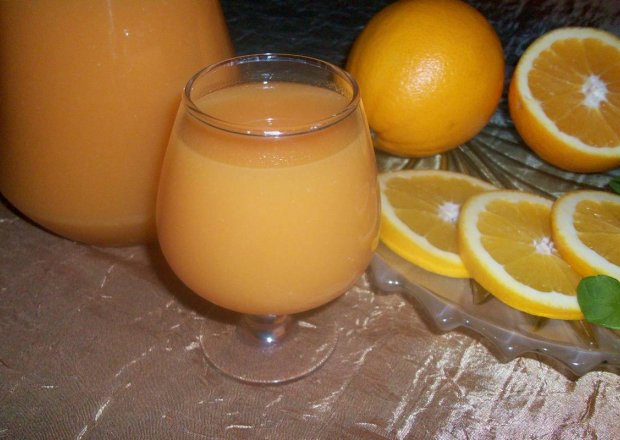 Fotografia przedstawiająca Odżywczy napój  pomarańczowy