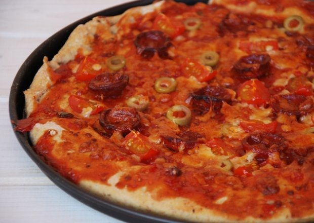 Fotografia przedstawiająca Ognista pizza z chorizo