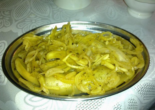 Fotografia przedstawiająca ogóreczki w zaprawie curry