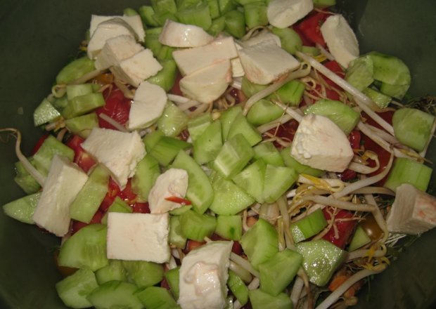 Fotografia przedstawiająca Ogórek i serem mozzarella w roli główne