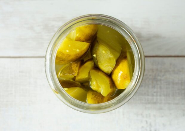 Fotografia przedstawiająca Ogórki kiszone już pokrojone do obiadu