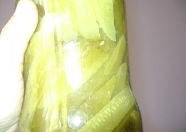 Fotografia przedstawiająca ogórki kiszone w butelce