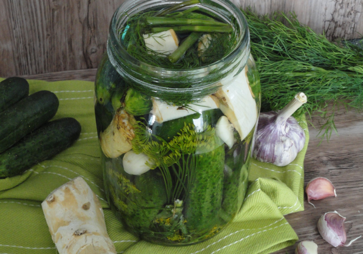 Ogórki kiszone z liśćmi wiśni i porzeczki foto