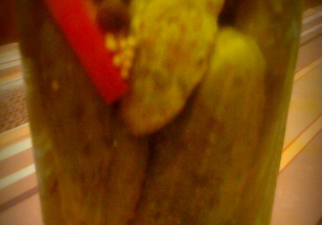 ogórki konserwowe z cebulą i papryką czerwoną foto
