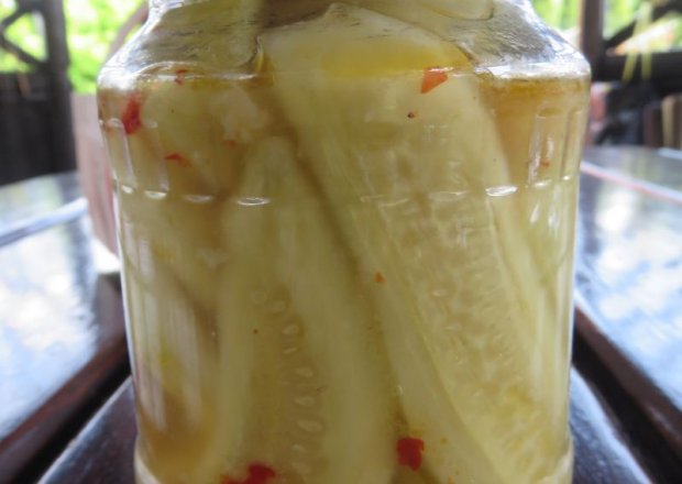 Fotografia przedstawiająca ogórki konserwowe z chilli