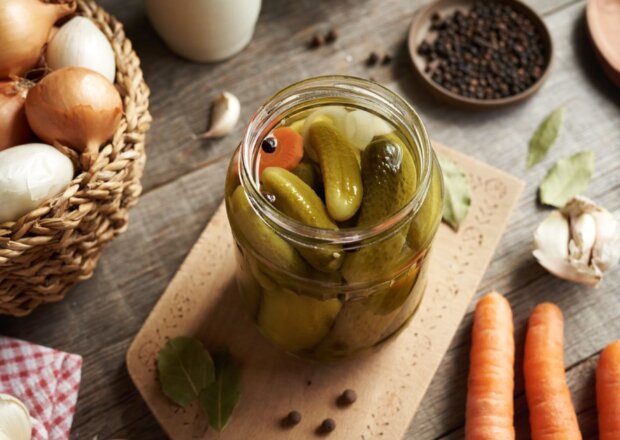 Fotografia przedstawiająca Ogórki konserwowe z papryką i marchewką