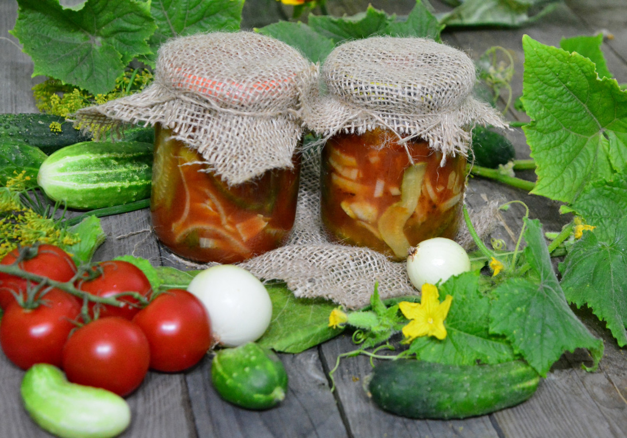 Ogórki konserwowe z pomidorami foto