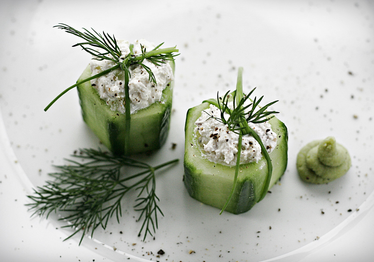 Ogórki nadziewane twarogiem z wasabi i imbirem foto