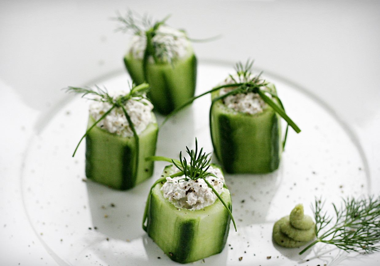 Ogórki nadziewane twarogiem z wasabi i imbirem foto